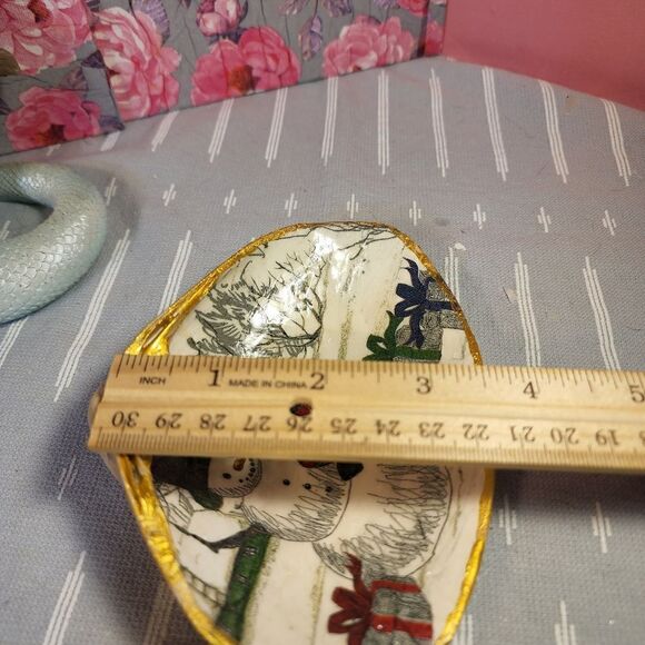 DECOUPAGE CLAM SHELL DECOUPAGE SNOWMAN ON A CLAM SHELL TRINKET DISH - Picture 9 of 10